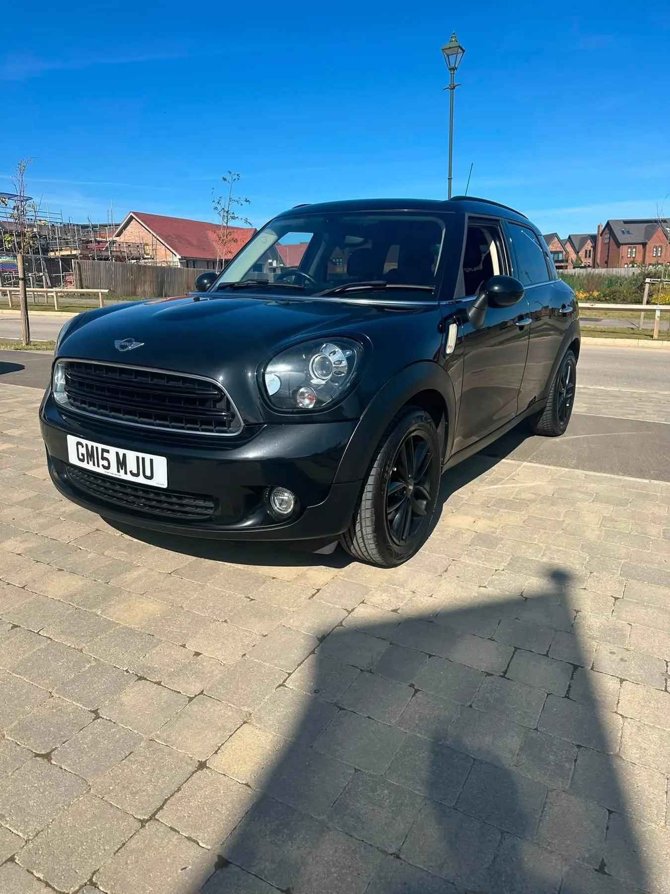 Black MINI Countryman Cooper, front three-quarter view on black alloy wheels