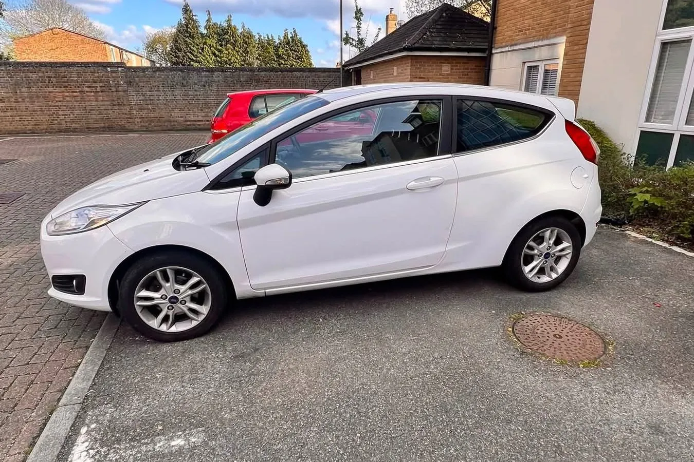 White Ford Fiesta 1.6 automatic, nearside profile