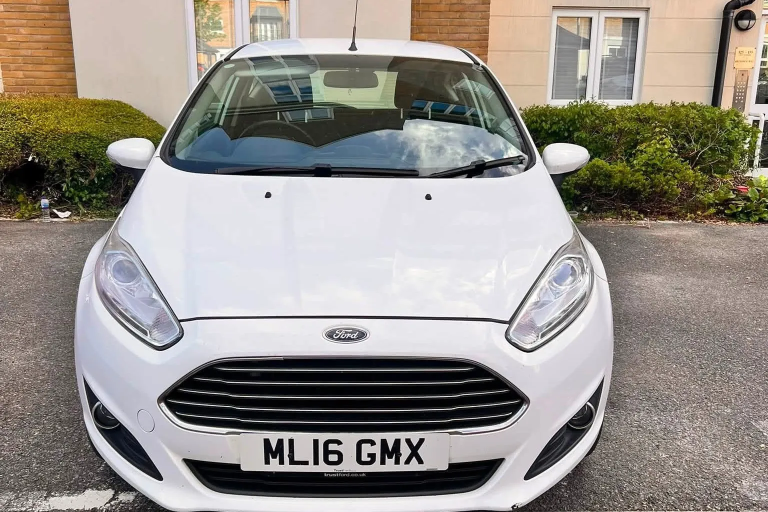 White Ford Fiesta 1.6 automatic, front view