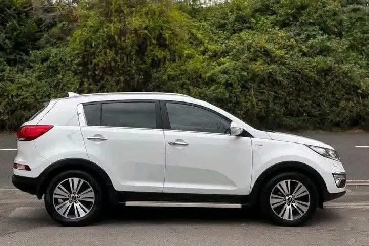 White Kia Sportage KX-4, offside profile